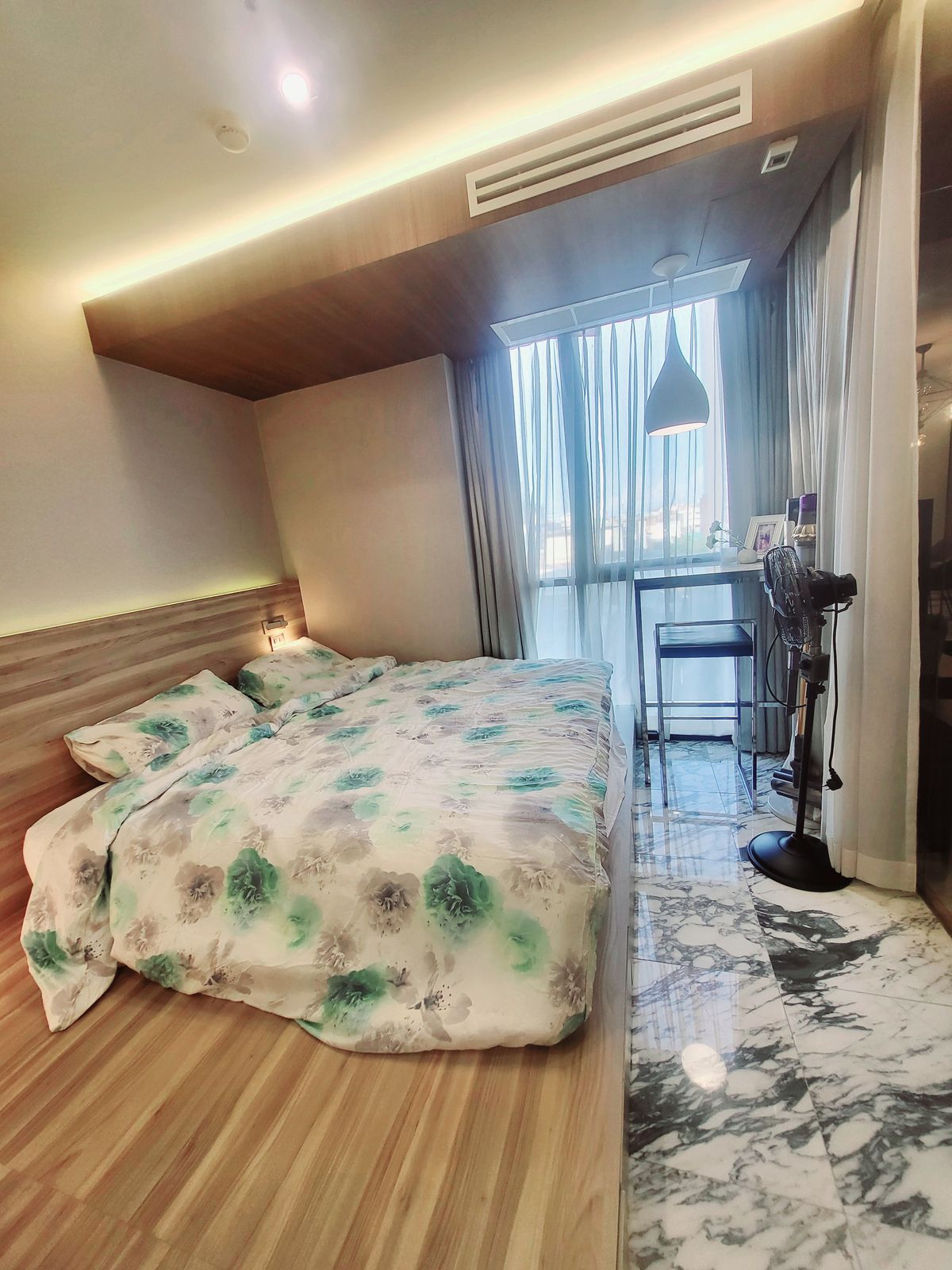 For SaleCondoRatchadapisek, Huaikwang, Suttisan : 🔥Urgent Sale🔥 Ideo Ratchada-Huai Khwang, fully furnished and ready to move in. Conveniently located just 80 meters from Huai Khwang MRT Station.
