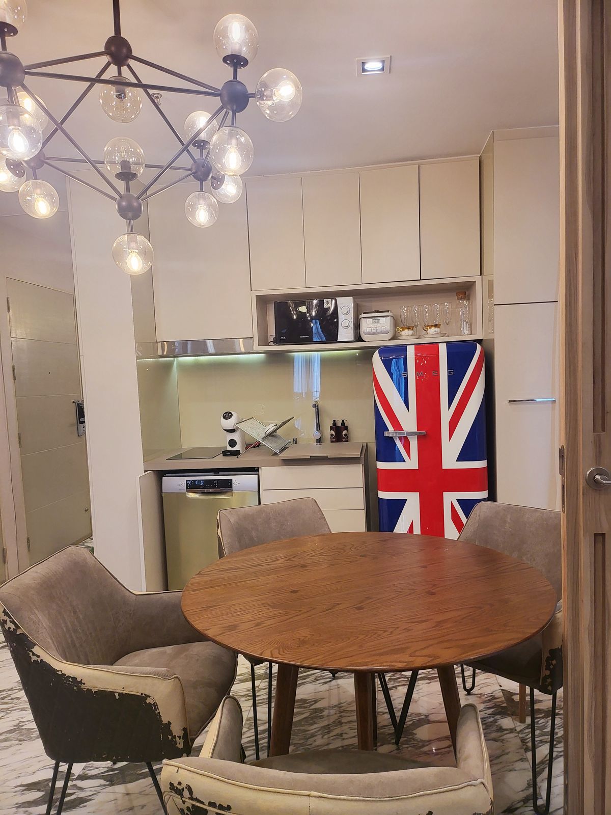 For SaleCondoRatchadapisek, Huaikwang, Suttisan : 🔥Urgent Sale🔥 Ideo Ratchada-Huai Khwang, fully furnished and ready to move in. Conveniently located just 80 meters from Huai Khwang MRT Station.