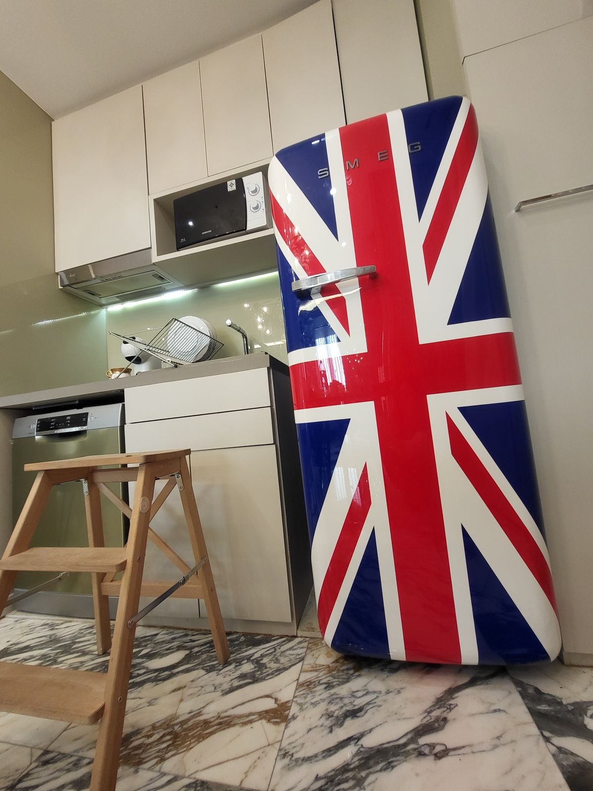 For SaleCondoRatchadapisek, Huaikwang, Suttisan : 🔥Urgent Sale🔥 Ideo Ratchada-Huai Khwang, fully furnished and ready to move in. Conveniently located just 80 meters from Huai Khwang MRT Station.