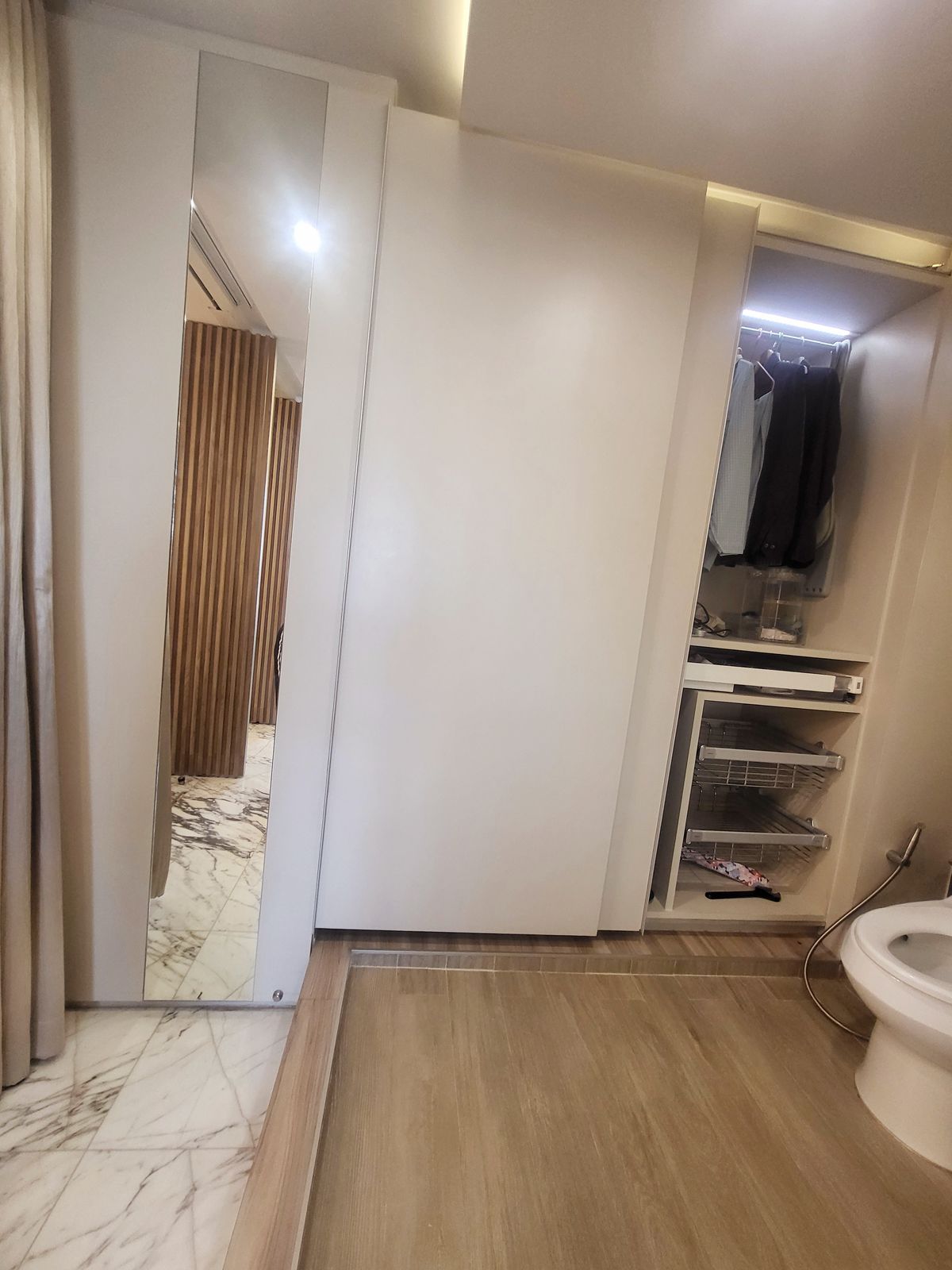 For SaleCondoRatchadapisek, Huaikwang, Suttisan : 🔥Urgent Sale🔥 Ideo Ratchada-Huai Khwang, fully furnished and ready to move in. Conveniently located just 80 meters from Huai Khwang MRT Station.