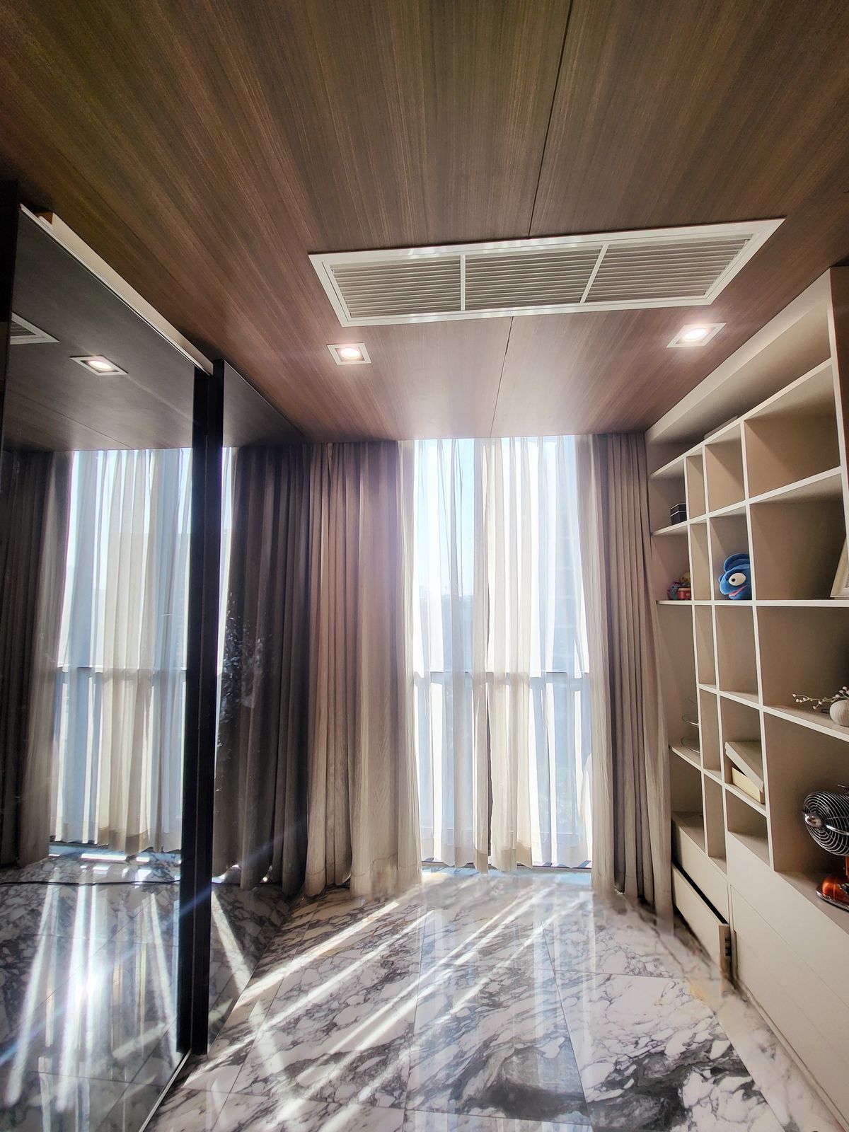 For SaleCondoRatchadapisek, Huaikwang, Suttisan : 🔥Urgent Sale🔥 Ideo Ratchada-Huai Khwang, fully furnished and ready to move in. Conveniently located just 80 meters from Huai Khwang MRT Station.