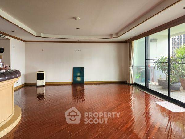 For SaleCondoWitthayu, Chidlom, Langsuan, Ploenchit : 3-BR Condo at Somkid Gardens Condominium near BTS Chit Lom
