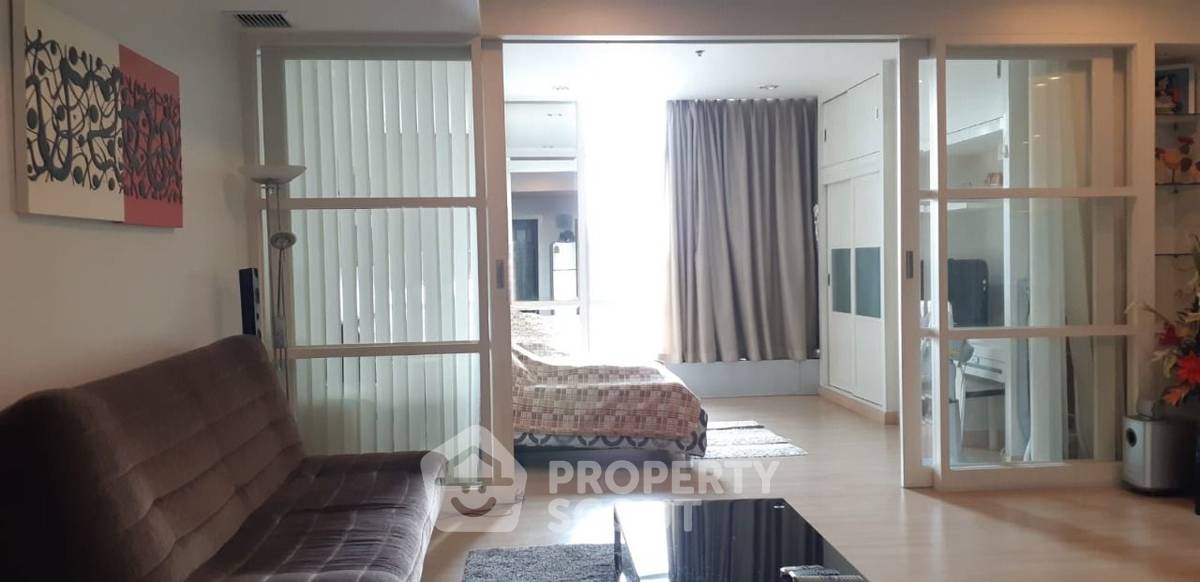 For SaleCondoWongwianyai, Charoennakor : 1-BR Condo at Baan Sathorn Chaopraya near BTS Krung Thon Buri