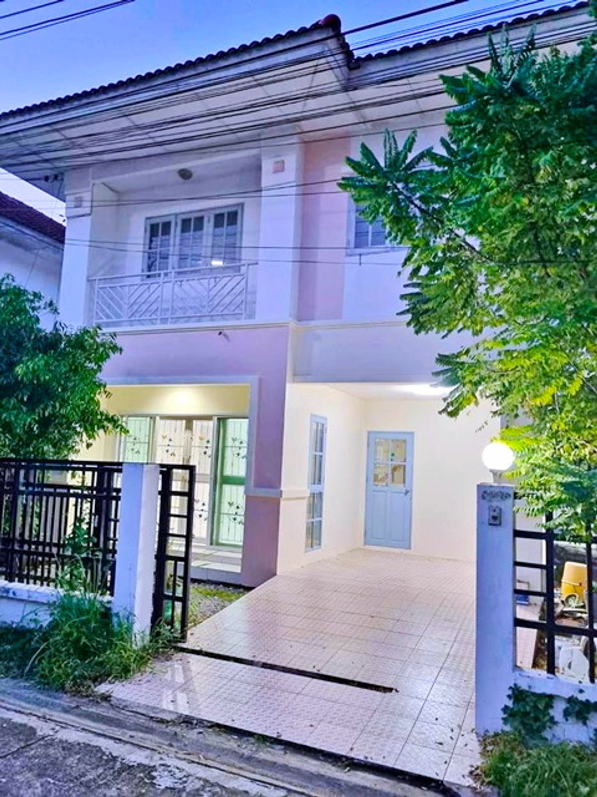 ให้เช่าบ้านปทุมธานี รังสิต ธรรมศาสตร์ : วิลเลจ รังสิต 1.9กม.เลียบลำลูกกาคลอง 4 มาร์เก็ตให้เช่าบ้าน2ชั้น 38ตร.วา. ตลาดกลางลาดสวาย 2.4 กม3นอน พร้อมเฟอร์ 3 แอร์ ร่มรื่น