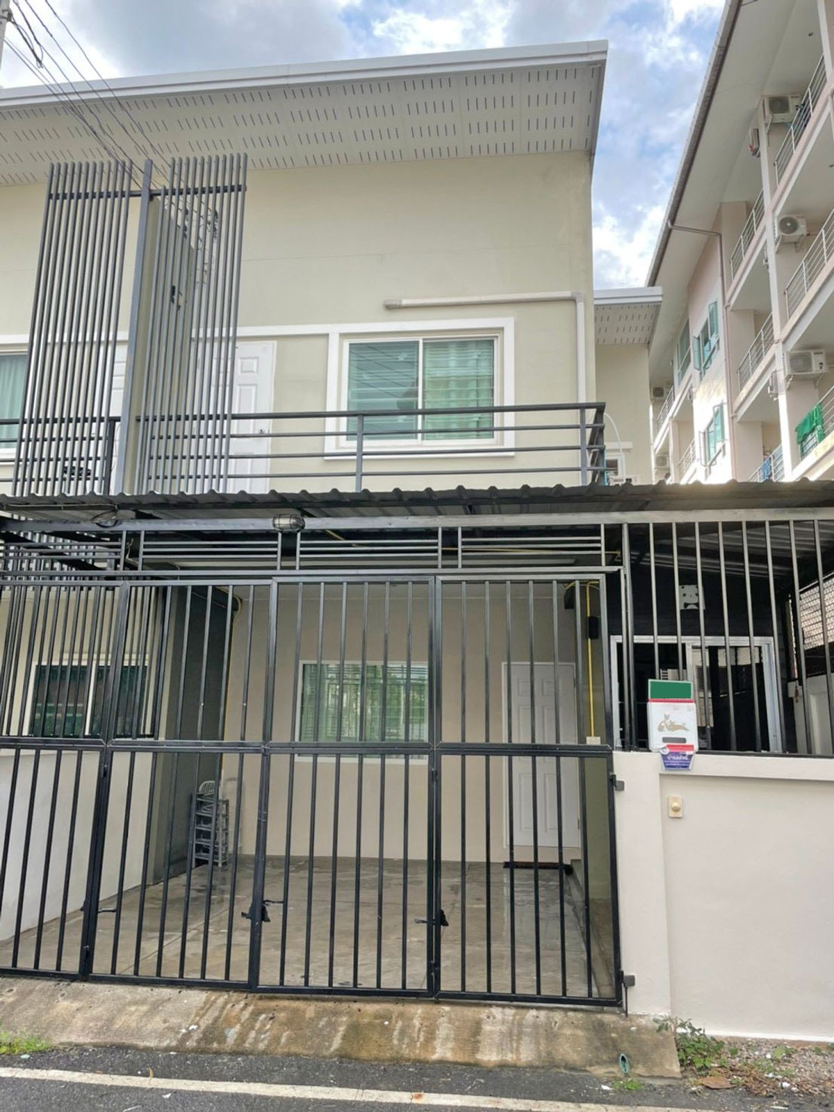 For RentTownhomeChiang Mai : Townhouse in the city Rent 15,000 baht per month, near Central Airport 5 minutes, No.9H348