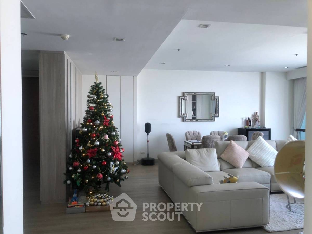 For SaleCondoWongwianyai, Charoennakor : 3-BR Condo at The River Condominium near BTS Saphan Taksin
