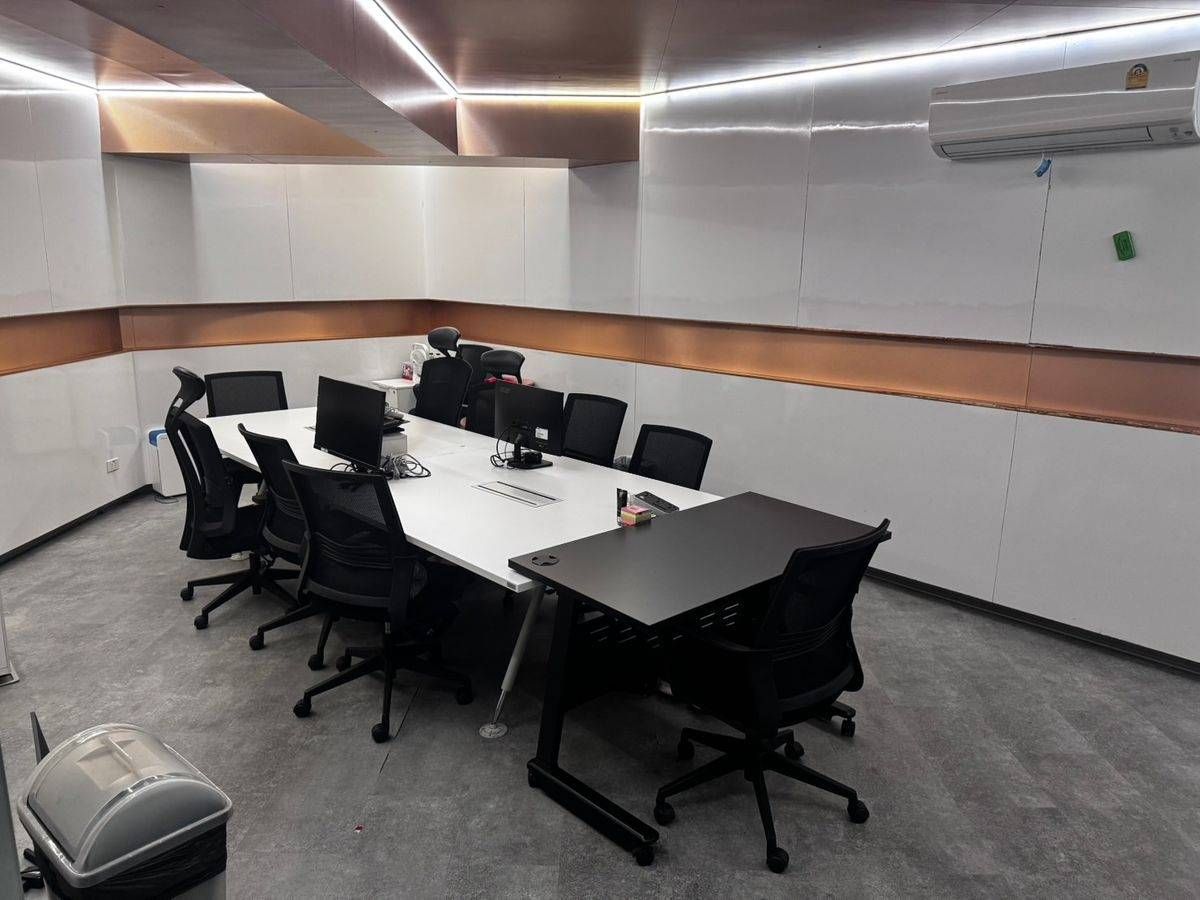 For RentOfficeRama9, Petchburi, RCA : Stand Alone Office for Sell & RENT & AMP; Ready to Move in selling / renting a 5-storey office building, approximately 1,100 sqm. Near the Seri Market-The Nine Rama 9, beautiful interior, ready to proceed immediately, park 8-10 vehicles.