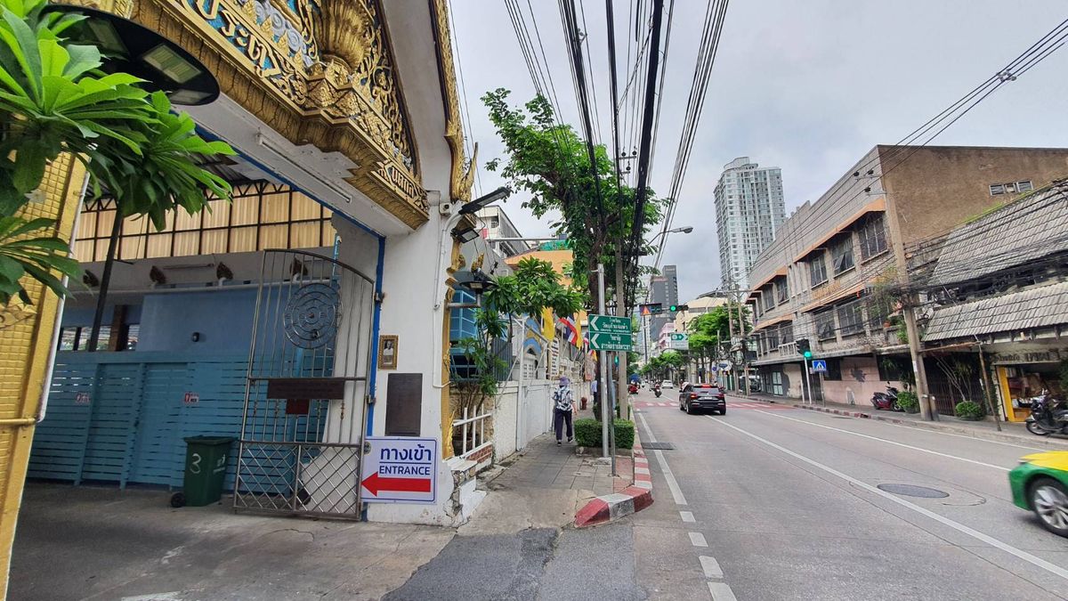 For SaleHouseSilom, Saladaeng, Bangrak : Sell 6 rooms and 2 Thai style wooden houses, Soi Wat Kaew Fah Si Phraya Bang Rak, Bangkok