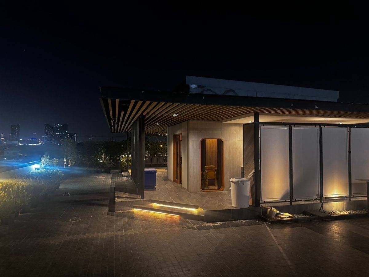 For RentOfficeRama9, Petchburi, RCA : Stand Alone Office for Sell & RENT & AMP; Ready to Move in selling / renting a 5-storey office building, approximately 1,100 sqm. Near the Seri Market-The Nine Rama 9, beautiful interior, ready to proceed immediately, park 8-10 vehicles.