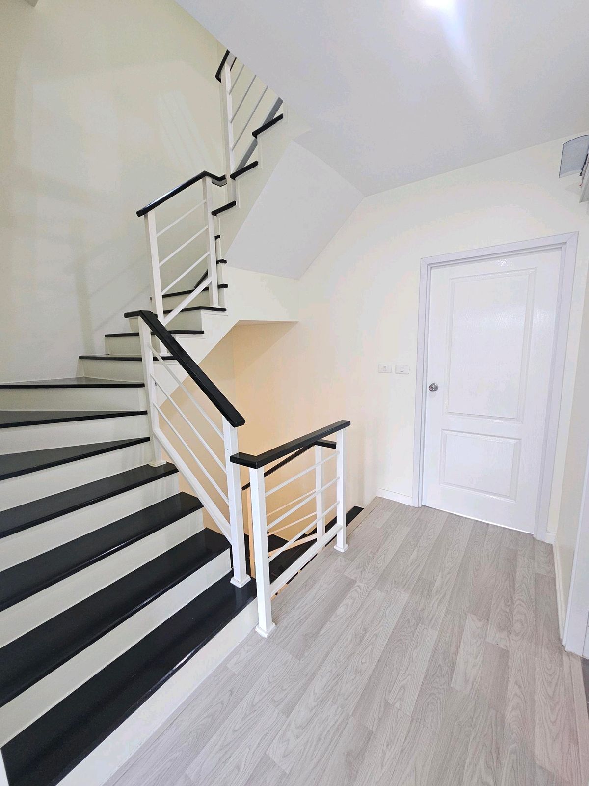 For SaleTownhomePattanakan, Srinakarin : Cheap for sale 📣 4.99 million 3-story townhome, Pasio Srinakarin University-Rama 9, beautiful golf course view ☎️ 094-429-7915 (Ple)