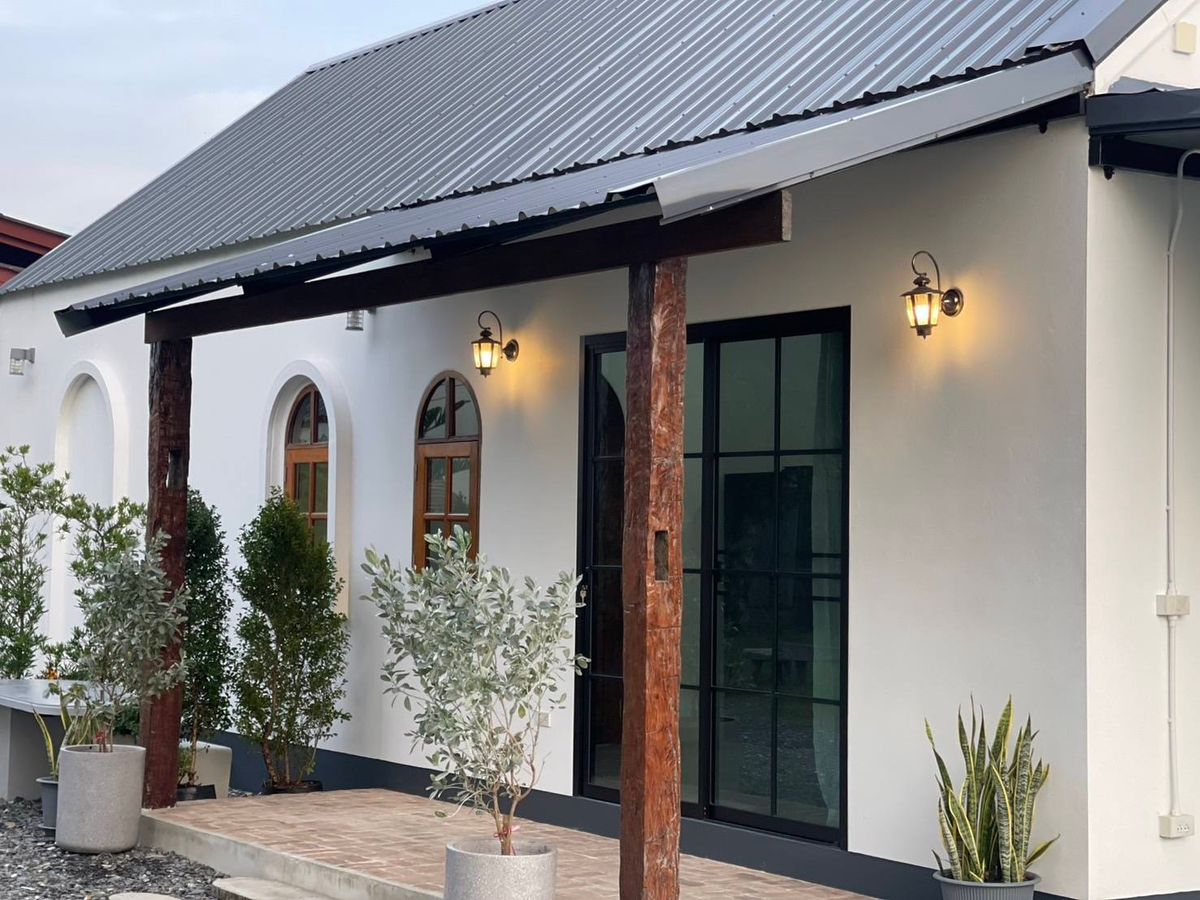 For RentHouseChiang Mai : Cozy small single house, located just 10 km from ABS International School. Warm and peaceful atmosphere, fully equipped with electrical appliances.