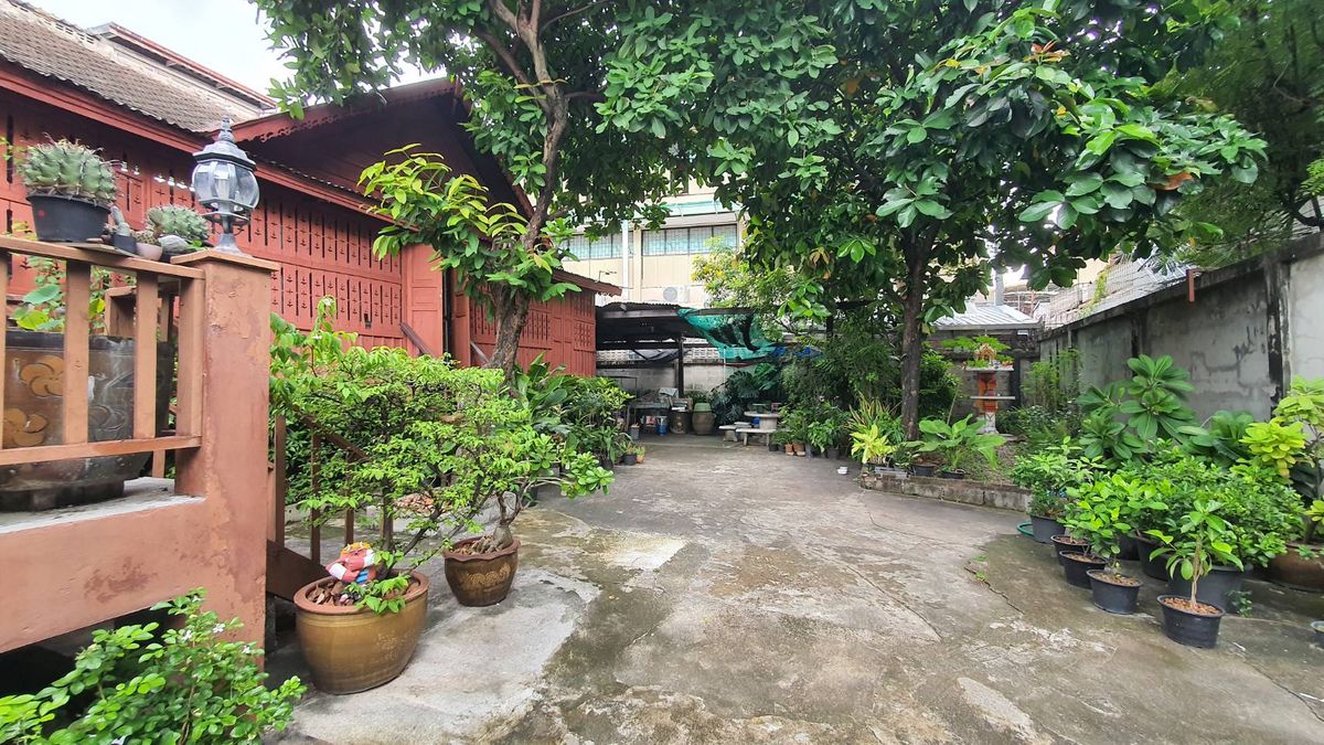 For SaleHouseSilom, Saladaeng, Bangrak : Sell 6 rooms and 2 Thai style wooden houses, Soi Wat Kaew Fah Si Phraya Bang Rak, Bangkok