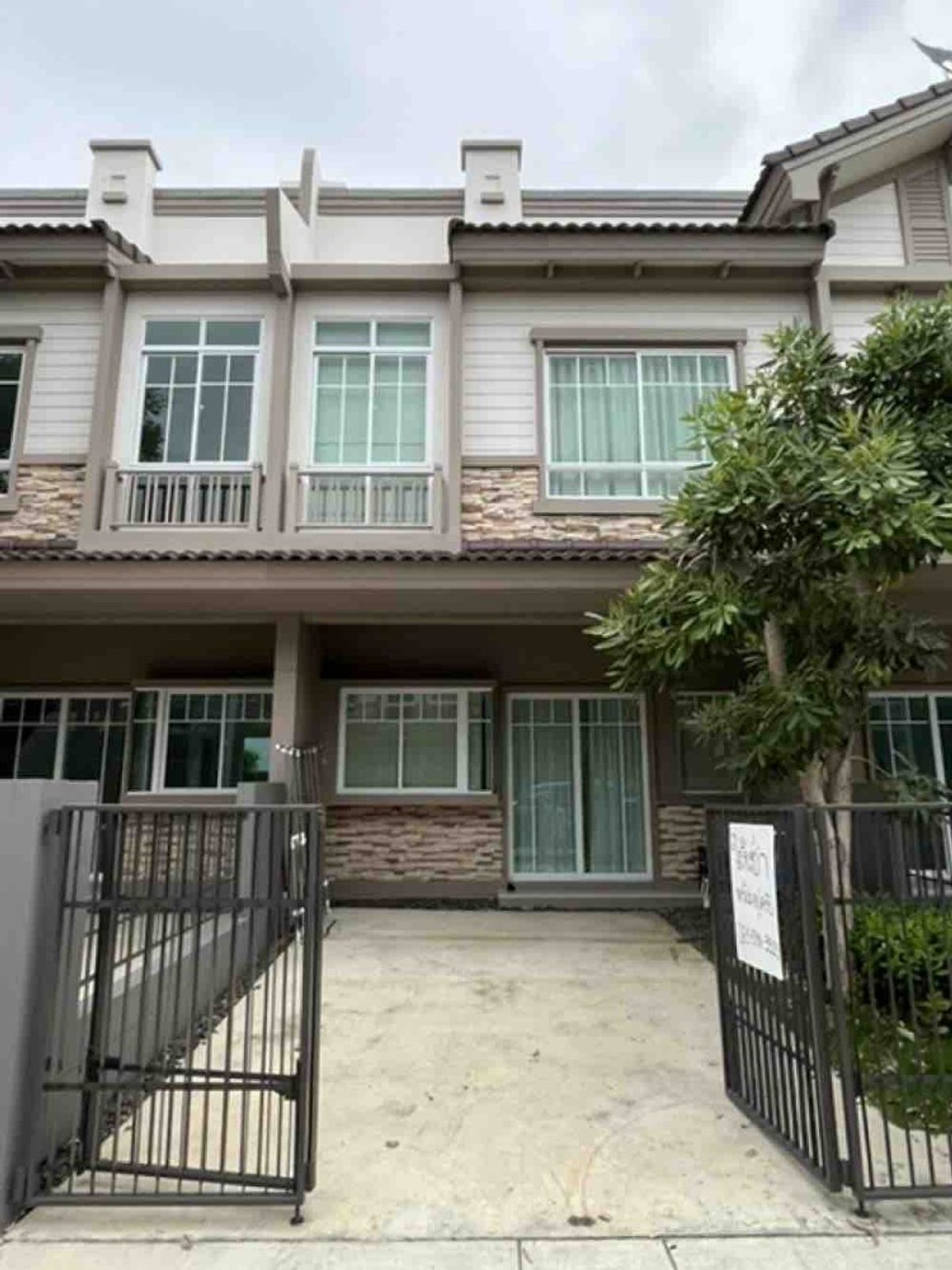 ขายบ้านสมุทรปราการ สำโรง : 🏡🏡 ขายทาวน์โฮมสวย 2 ชั้น พร้อมผู้เช่า บางนา-บางบ่อ   🏡🏡 หมู่บ้านสไตล์ยุโรปกลางหุบเขาพร้อมทะเลสาบขนาดใหญ่    #ใกล้มหาลัยเอแบคบางนา   .  Location : https://maps.app.goo.gl/FrPG1p8gngutMmyPA . #รายละเอียด   หมู่บ้าน Villaggio บางนา ตั้งอยู่ในซอยเอแบค เพี