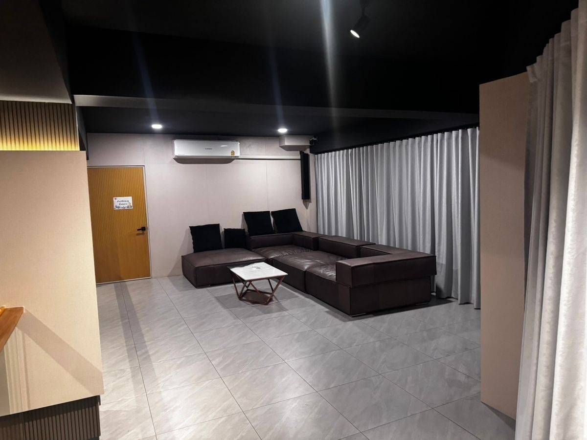 For RentOfficeRama9, Petchburi, RCA : Stand Alone Office for Sell & RENT & AMP; Ready to Move in selling / renting a 5-storey office building, approximately 1,100 sqm. Near the Seri Market-The Nine Rama 9, beautiful interior, ready to proceed immediately, park 8-10 vehicles.