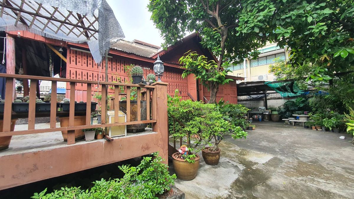 For SaleHouseSilom, Saladaeng, Bangrak : Sell 6 rooms and 2 Thai style wooden houses, Soi Wat Kaew Fah Si Phraya Bang Rak, Bangkok