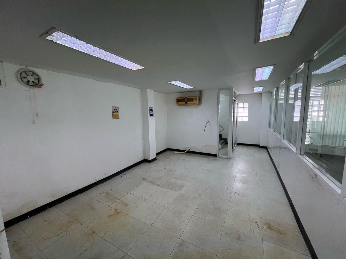 For RentOfficeKaset Nawamin,Ladplakao : Office Building for Rental Office 5, with 650 sq.m. elevator, parking 20 cars, Nuanchan, Bueng Kum District, Bangkok