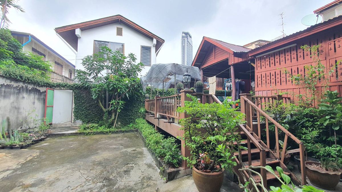 For SaleHouseSilom, Saladaeng, Bangrak : Sell 6 rooms and 2 Thai style wooden houses, Soi Wat Kaew Fah Si Phraya Bang Rak, Bangkok