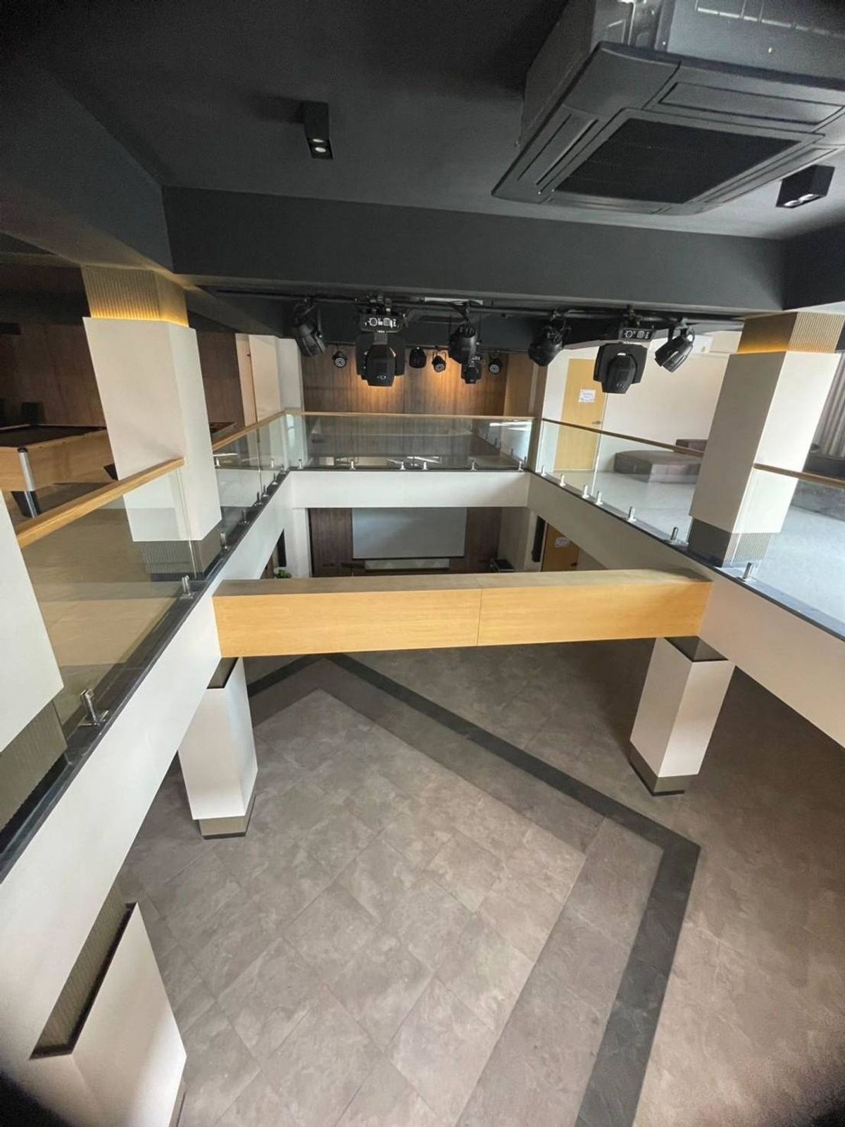 For RentOfficeRama9, Petchburi, RCA : Stand Alone Office for Sell & RENT & AMP; Ready to Move in selling / renting a 5-storey office building, approximately 1,100 sqm. Near the Seri Market-The Nine Rama 9, beautiful interior, ready to proceed immediately, park 8-10 vehicles.