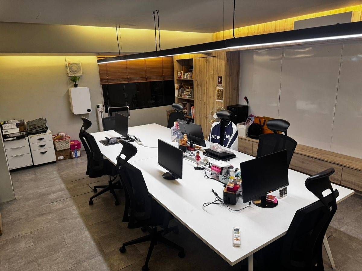 For RentOfficeRama9, Petchburi, RCA : Stand Alone Office for Sell & RENT & AMP; Ready to Move in selling / renting a 5-storey office building, approximately 1,100 sqm. Near the Seri Market-The Nine Rama 9, beautiful interior, ready to proceed immediately, park 8-10 vehicles.