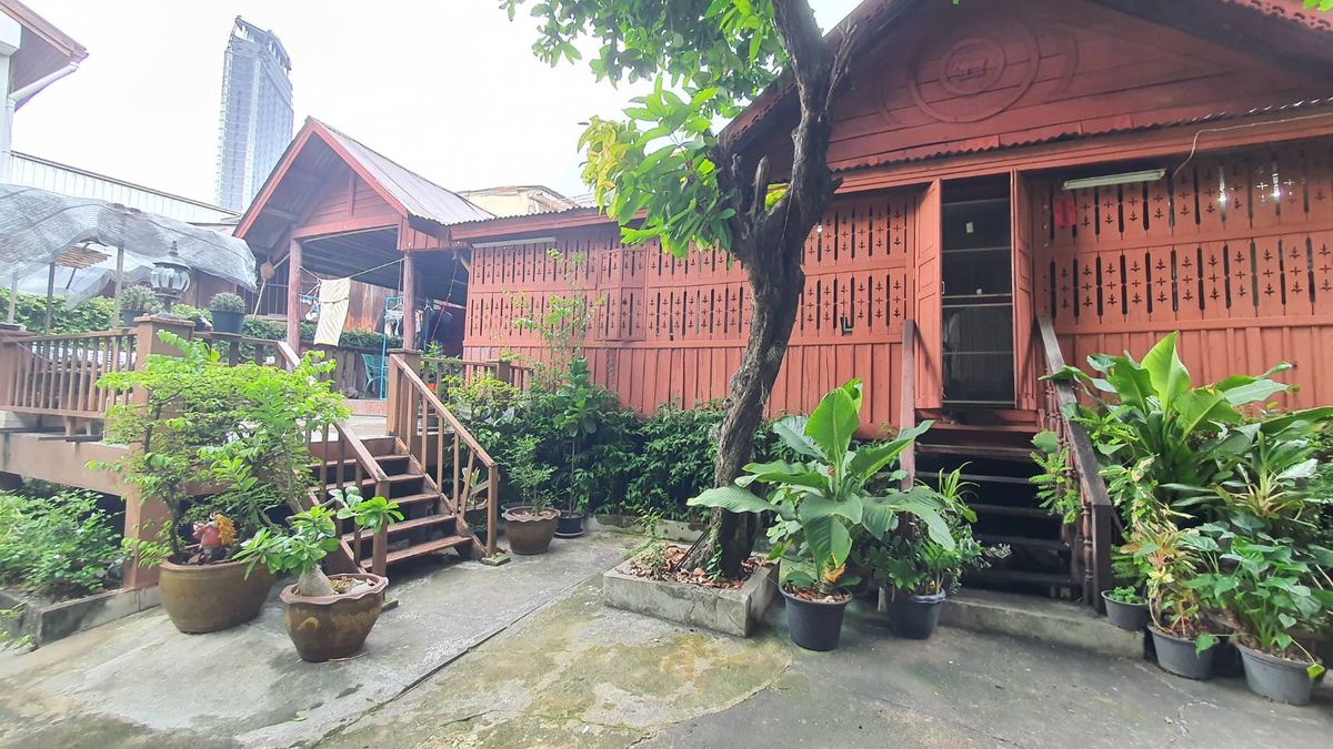 For SaleHouseSilom, Saladaeng, Bangrak : Sell 6 rooms and 2 Thai style wooden houses, Soi Wat Kaew Fah Si Phraya Bang Rak, Bangkok