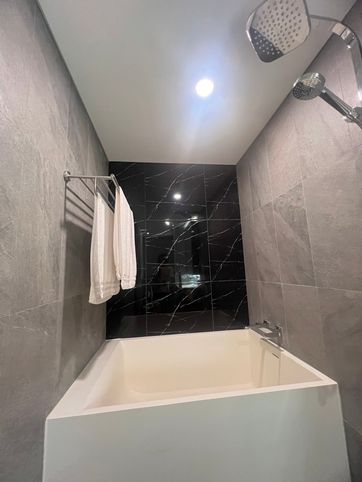 For RentCondoRama9, Petchburi, RCA : Landmark at MRT E Station (Rama 9), Building C, 23rd floor, 89 SQM. Room model 3BD (3 bedrooms) Can carry the bag in. Rent 60,000 baht/month