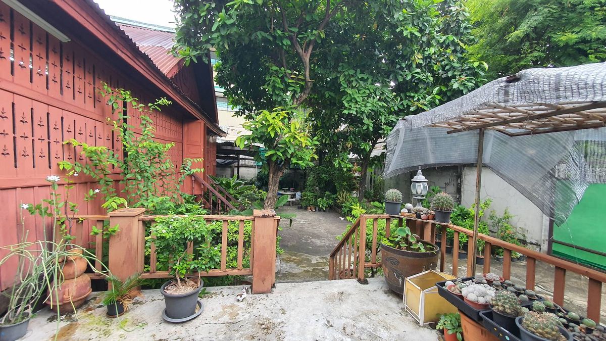 For SaleHouseSilom, Saladaeng, Bangrak : Sell 6 rooms and 2 Thai style wooden houses, Soi Wat Kaew Fah Si Phraya Bang Rak, Bangkok