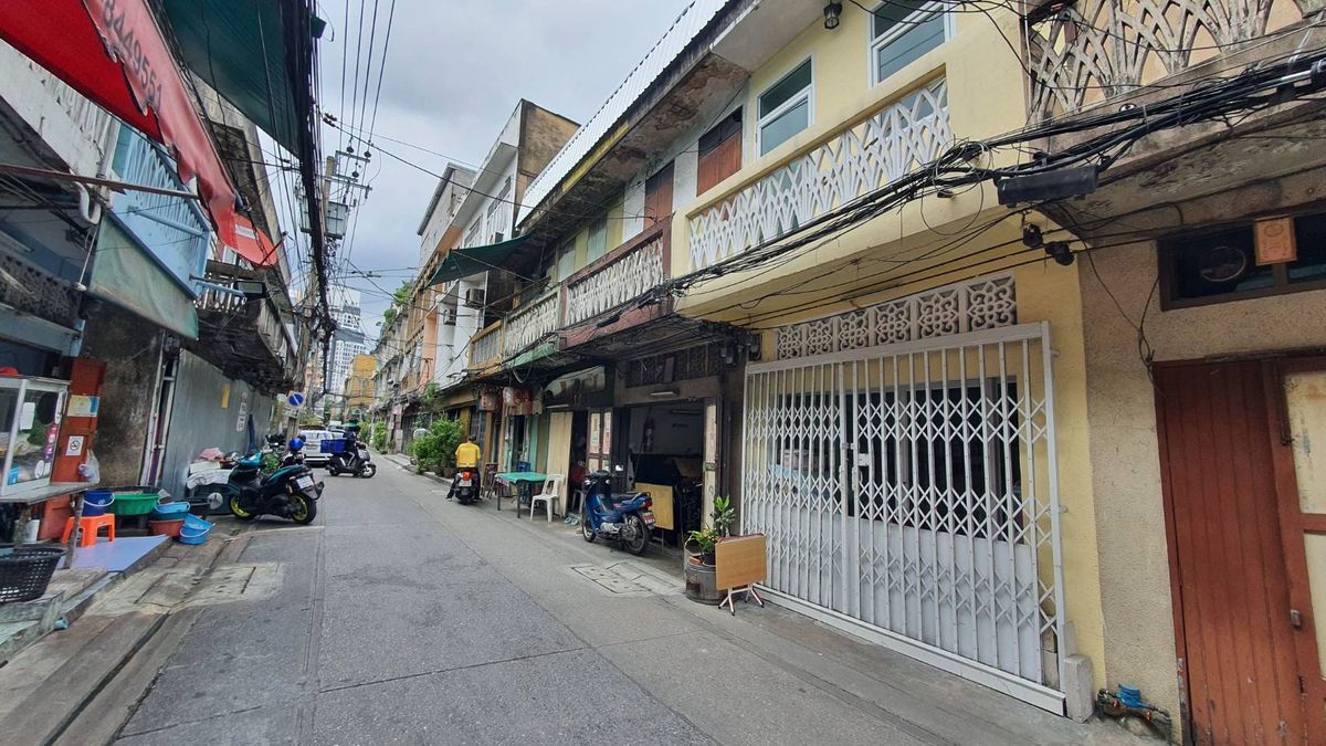 For SaleHouseSilom, Saladaeng, Bangrak : Sell 6 rooms and 2 Thai style wooden houses, Soi Wat Kaew Fah Si Phraya Bang Rak, Bangkok