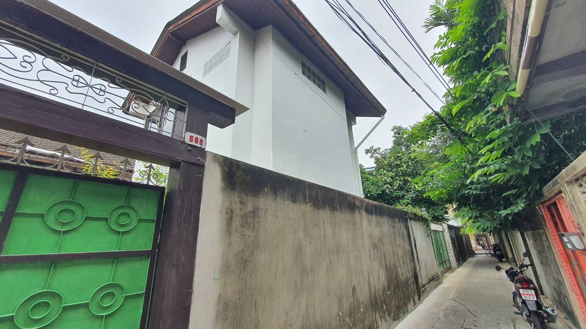 For SaleHouseSilom, Saladaeng, Bangrak : Sell 6 rooms and 2 Thai style wooden houses, Soi Wat Kaew Fah Si Phraya Bang Rak, Bangkok