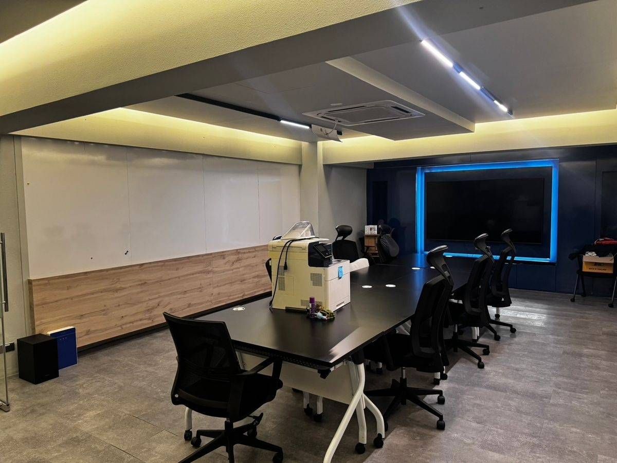 For RentOfficeRama9, Petchburi, RCA : Stand Alone Office for Sell & RENT & AMP; Ready to Move in selling / renting a 5-storey office building, approximately 1,100 sqm. Near the Seri Market-The Nine Rama 9, beautiful interior, ready to proceed immediately, park 8-10 vehicles.