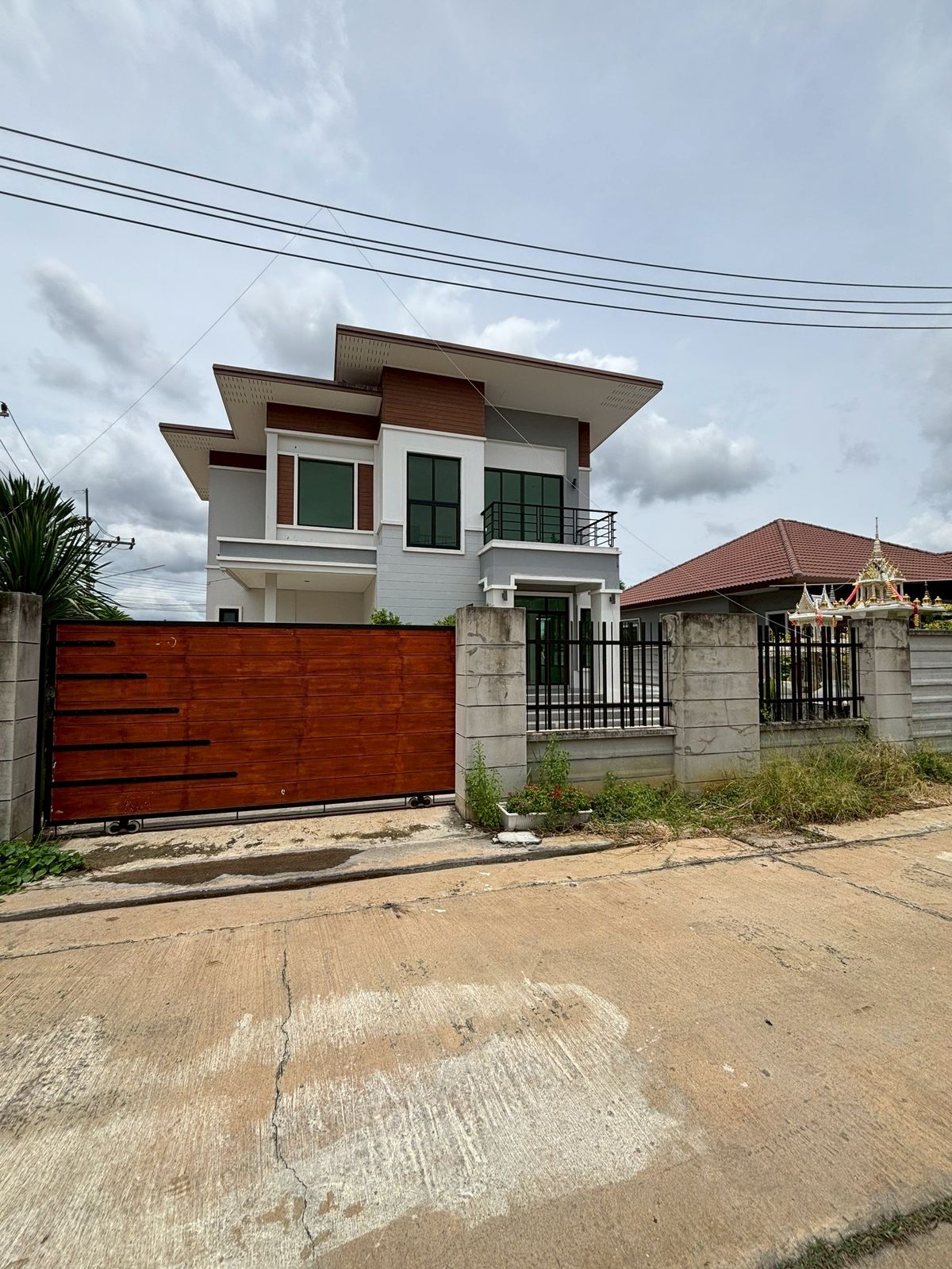 ขายบ้านนครปฐม : 🏠ขายบ้านเดี่ยว นาสร้าง พร้อมที่ดินหน้าบ้านกว้างมาก🧱กำลังรอรีโนเวท🧱