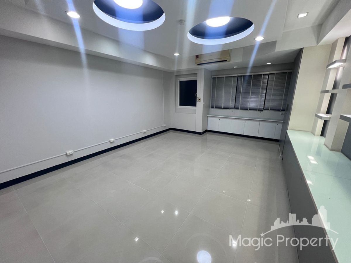 For RentOfficeSukhumvit, Asoke, Thonglor : Office Space For Rent in Modern Town, Khlong Tan Nuea, Watthana, Bangkok