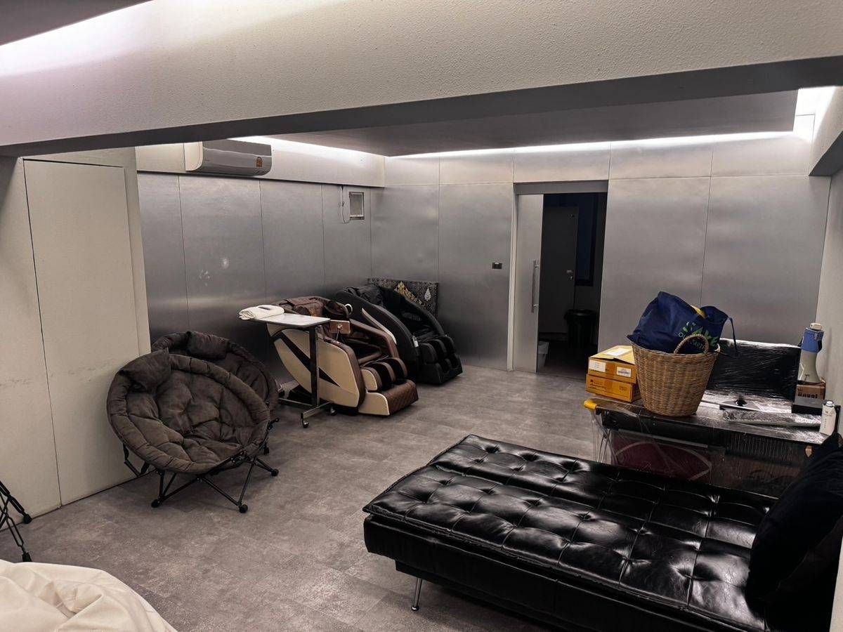 For RentOfficeRama9, Petchburi, RCA : Stand Alone Office for Sell & RENT & AMP; Ready to Move in selling / renting a 5-storey office building, approximately 1,100 sqm. Near the Seri Market-The Nine Rama 9, beautiful interior, ready to proceed immediately, park 8-10 vehicles.