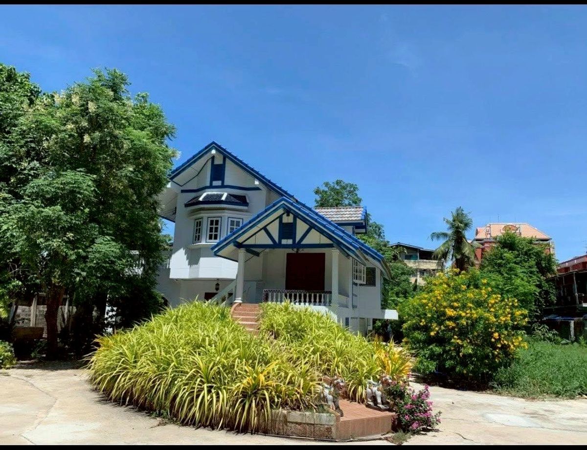 For RentHouseSathorn, Narathiwat : Ret: H2283 💚 Beautiful Green-SPACE Home Located in Soi Charoen Rat 30, Just 300 m from ICONSIAM Phase 2 and The Gold Line BTS