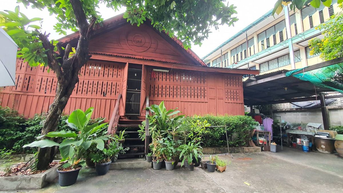 For SaleHouseSilom, Saladaeng, Bangrak : Sell 6 rooms and 2 Thai style wooden houses, Soi Wat Kaew Fah Si Phraya Bang Rak, Bangkok