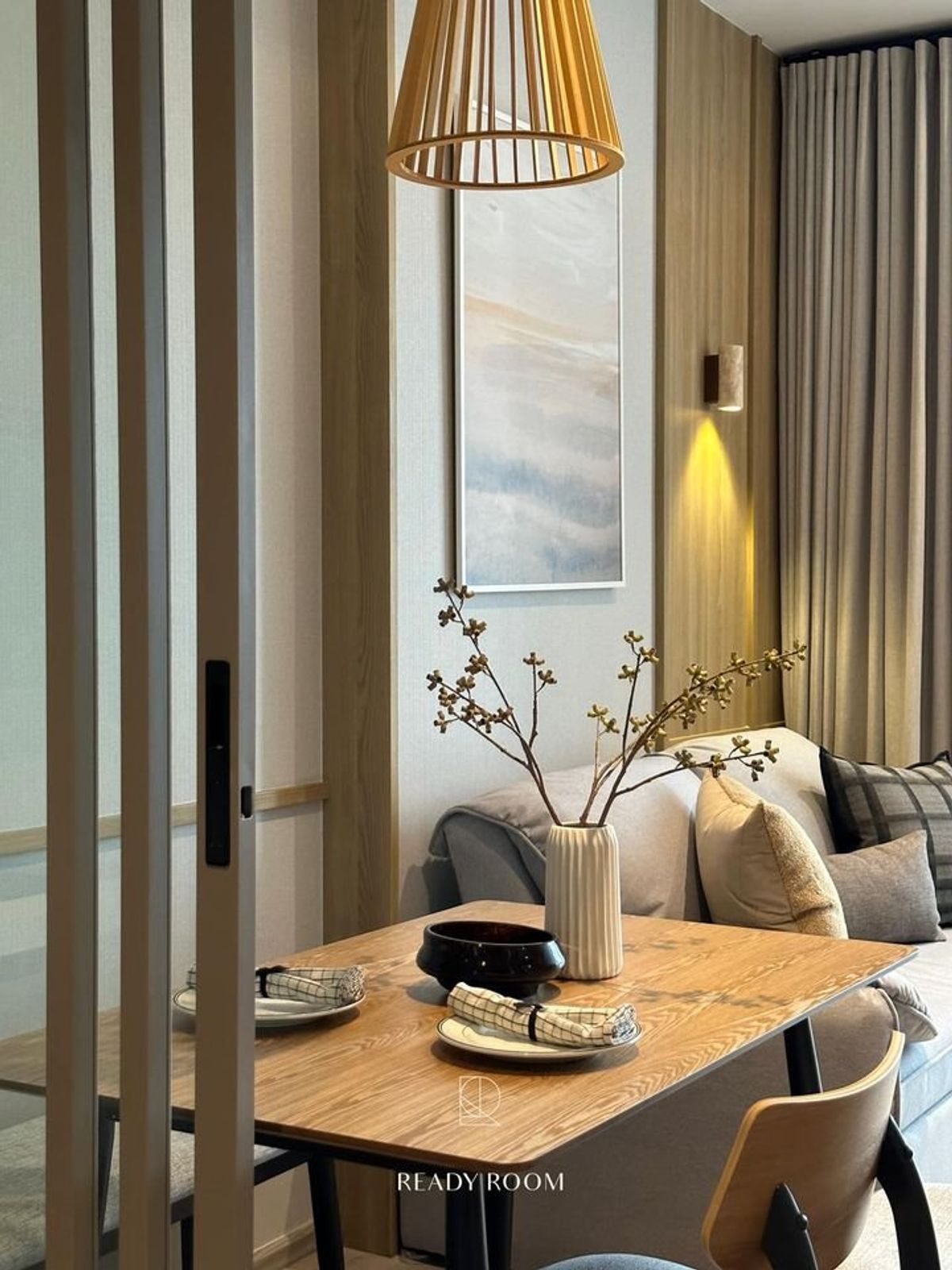 CondoSukhumvit, Asoke, Thonglor : RHYTHM EKKAMAI ESTATE Condo is convenient to travel near the BTS train. There is a beautiful shuttle room, complete furniture ready !!