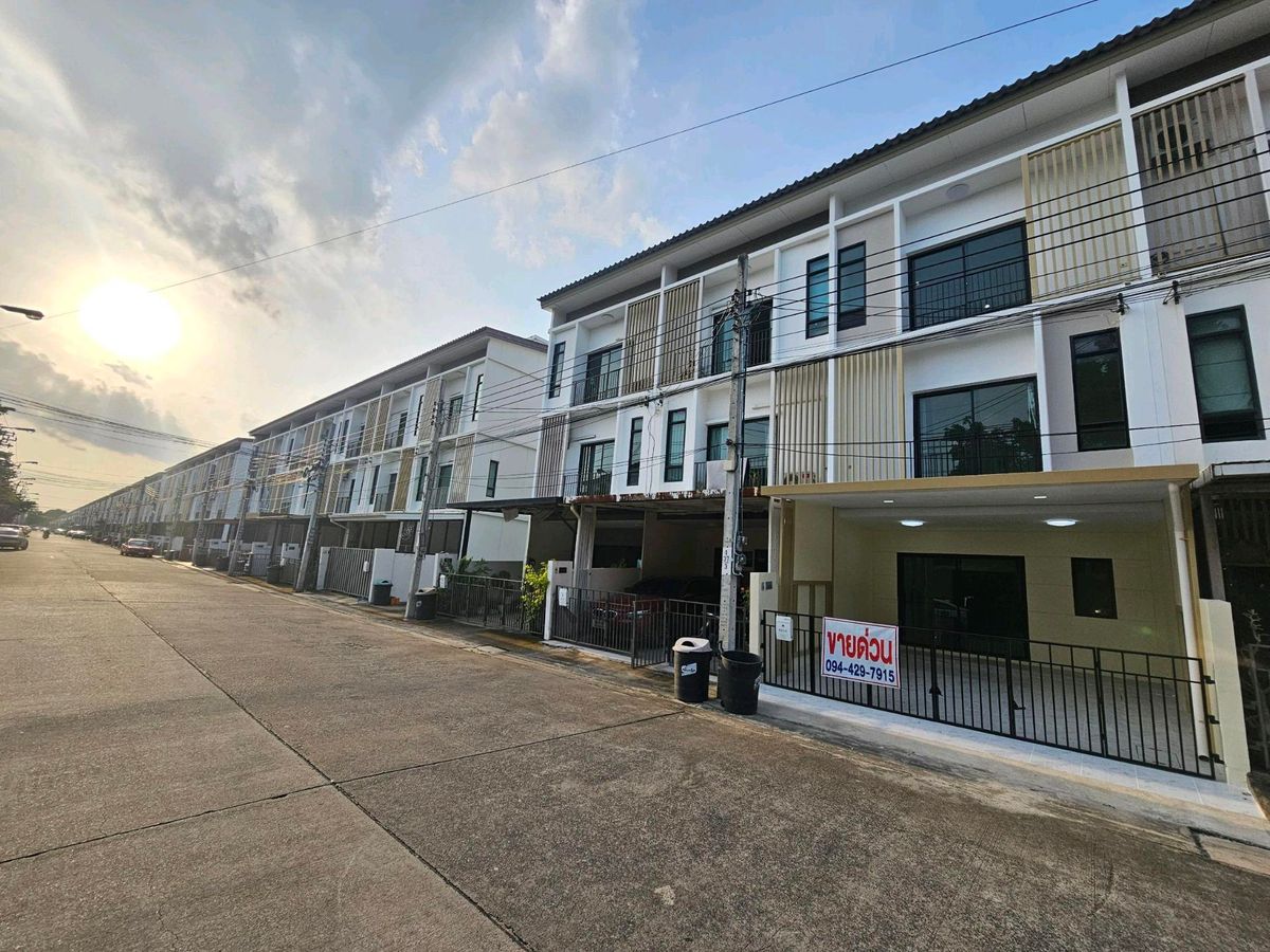 For SaleTownhomePattanakan, Srinakarin : Cheap for sale 📣 4.99 million 3-story townhome, Pasio Srinakarin University-Rama 9, beautiful golf course view ☎️ 094-429-7915 (Ple)