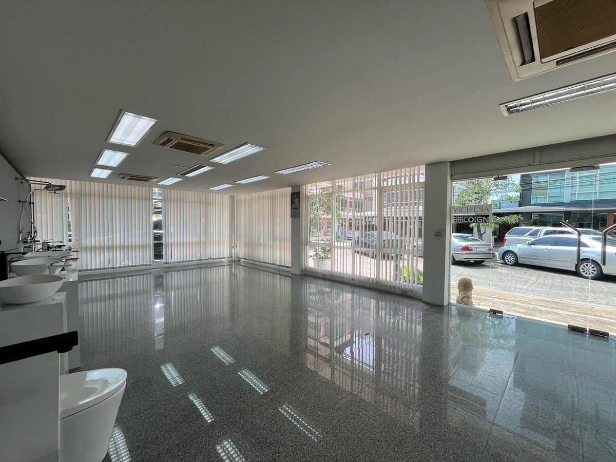 For RentOfficeKaset Nawamin,Ladplakao : Office Building for Rental Office 5, with 650 sq.m. elevator, parking 20 cars, Nuanchan, Bueng Kum District, Bangkok