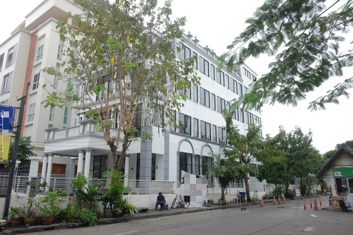 For RentOfficeRamkhamhaeng, Hua Mak : Rent a 4-story office building with an elevator, a single building, not next to anyone. There is a parking lot located in Town, Town, near CDC and Ekamai-Ram Inthra express, Bangkok.
