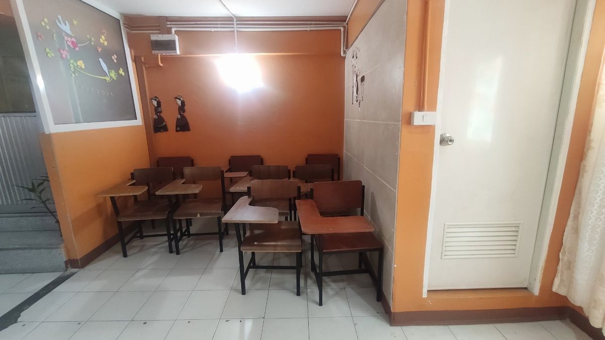 For RentShop HouseMin Buri, Romklao : Divided for rent, 1-2 floors, commercial buildings Next to Ramkhamhaeng Road Next to the Orange Line Nom Klao Station Near Triam Udom Suksa School, Size 20.3 square wah, 2 bedrooms, 2 bathrooms, Saphan Sung Subdistrict, Saphan Sung District, Bangkok