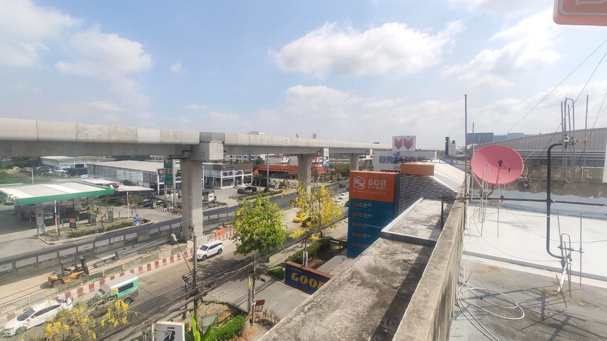 For RentShop HouseMin Buri, Romklao : Divided for rent, 1-2 floors, commercial buildings Next to Ramkhamhaeng Road Next to the Orange Line Nom Klao Station Near Triam Udom Suksa School, Size 20.3 square wah, 2 bedrooms, 2 bathrooms, Saphan Sung Subdistrict, Saphan Sung District, Bangkok