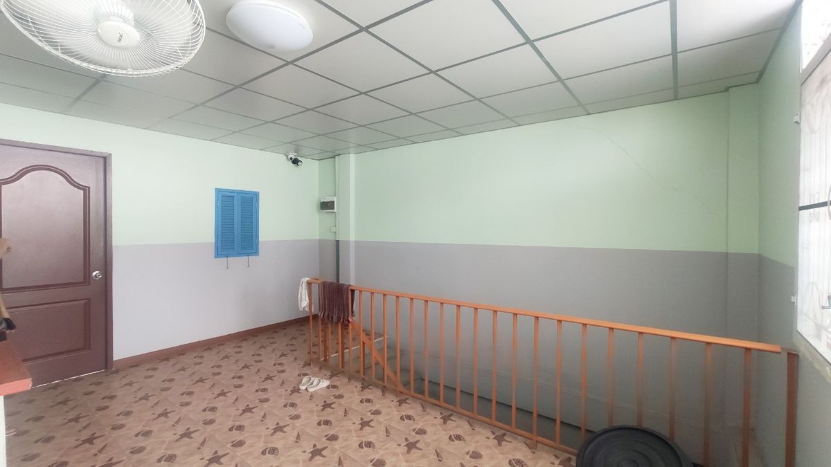 For RentShop HouseMin Buri, Romklao : Divided for rent, 1-2 floors, commercial buildings Next to Ramkhamhaeng Road Next to the Orange Line Nom Klao Station Near Triam Udom Suksa School, Size 20.3 square wah, 2 bedrooms, 2 bathrooms, Saphan Sung Subdistrict, Saphan Sung District, Bangkok