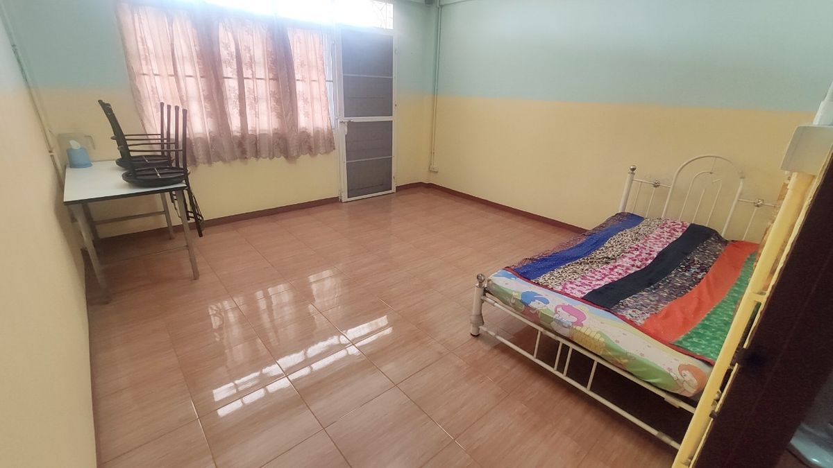 For RentShop HouseMin Buri, Romklao : Divided for rent, 1-2 floors, commercial buildings Next to Ramkhamhaeng Road Next to the Orange Line Nom Klao Station Near Triam Udom Suksa School, Size 20.3 square wah, 2 bedrooms, 2 bathrooms, Saphan Sung Subdistrict, Saphan Sung District, Bangkok