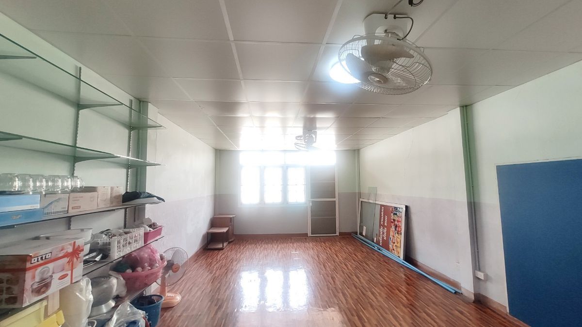 For RentShop HouseMin Buri, Romklao : Divided for rent, 1-2 floors, commercial buildings Next to Ramkhamhaeng Road Next to the Orange Line Nom Klao Station Near Triam Udom Suksa School, Size 20.3 square wah, 2 bedrooms, 2 bathrooms, Saphan Sung Subdistrict, Saphan Sung District, Bangkok