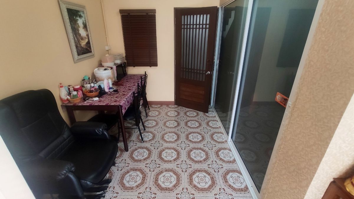 For RentShop HouseMin Buri, Romklao : Divided for rent, 1-2 floors, commercial buildings Next to Ramkhamhaeng Road Next to the Orange Line Nom Klao Station Near Triam Udom Suksa School, Size 20.3 square wah, 2 bedrooms, 2 bathrooms, Saphan Sung Subdistrict, Saphan Sung District, Bangkok
