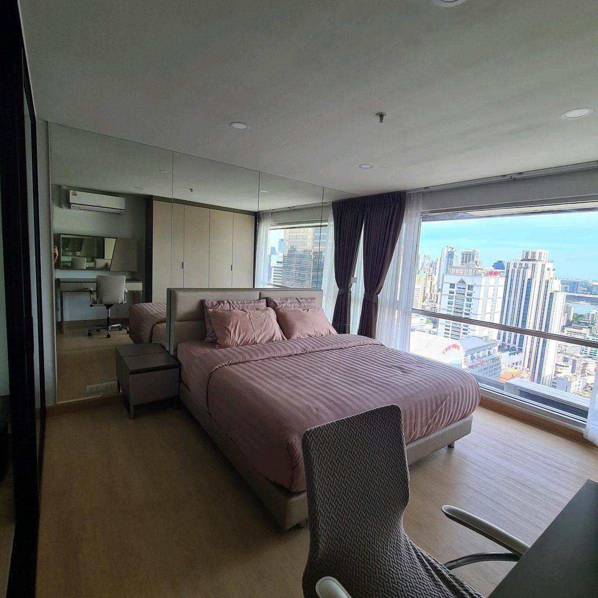 ให้เช่าคอนโดนานา : Condo for rent Sukhumvit Suites Monthly 23,000 thb.