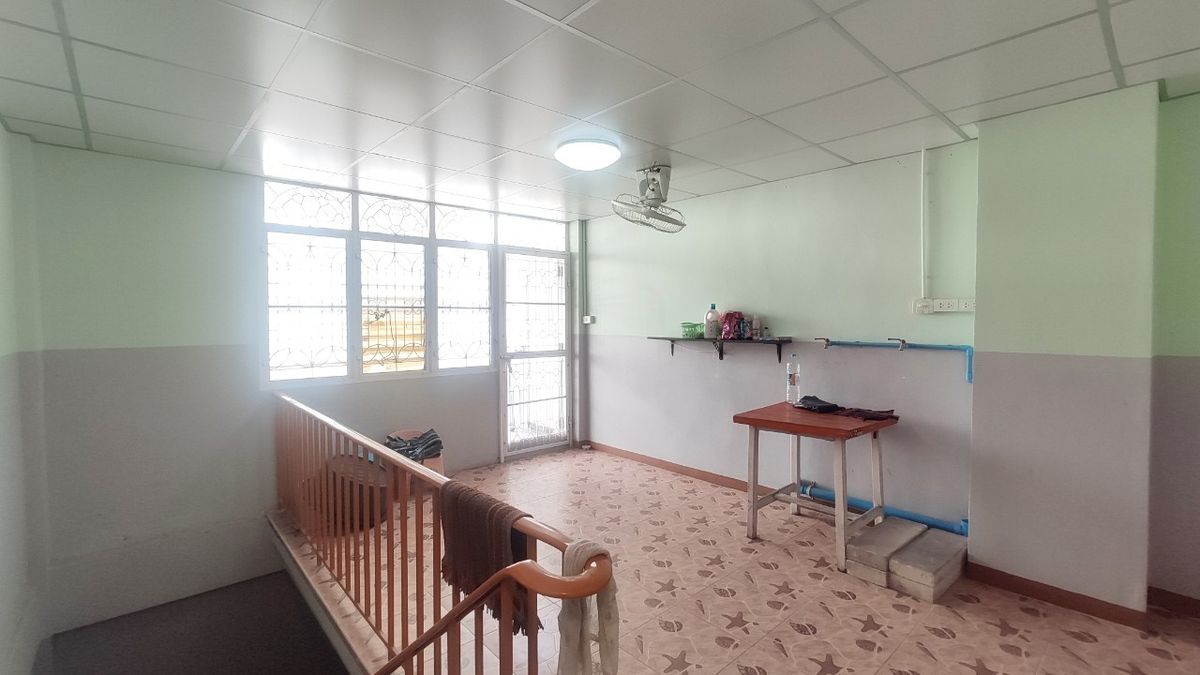 For RentShop HouseMin Buri, Romklao : Divided for rent, 1-2 floors, commercial buildings Next to Ramkhamhaeng Road Next to the Orange Line Nom Klao Station Near Triam Udom Suksa School, Size 20.3 square wah, 2 bedrooms, 2 bathrooms, Saphan Sung Subdistrict, Saphan Sung District, Bangkok