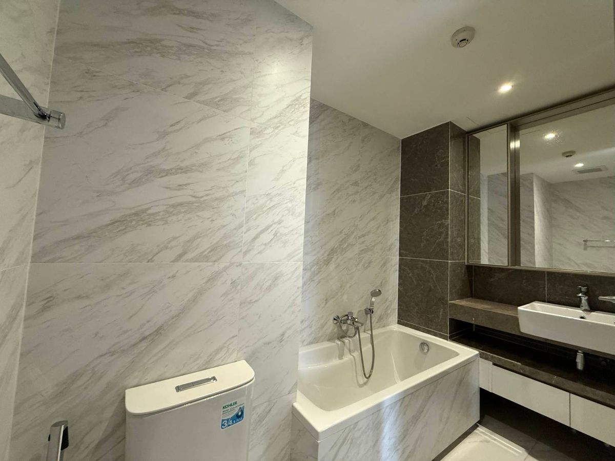 For RentCondoSukhumvit, Asoke, Thonglor : Fynn Asoke condo for rent. Completely decorated with BTS Asoke and MRT Sukhumvit !!