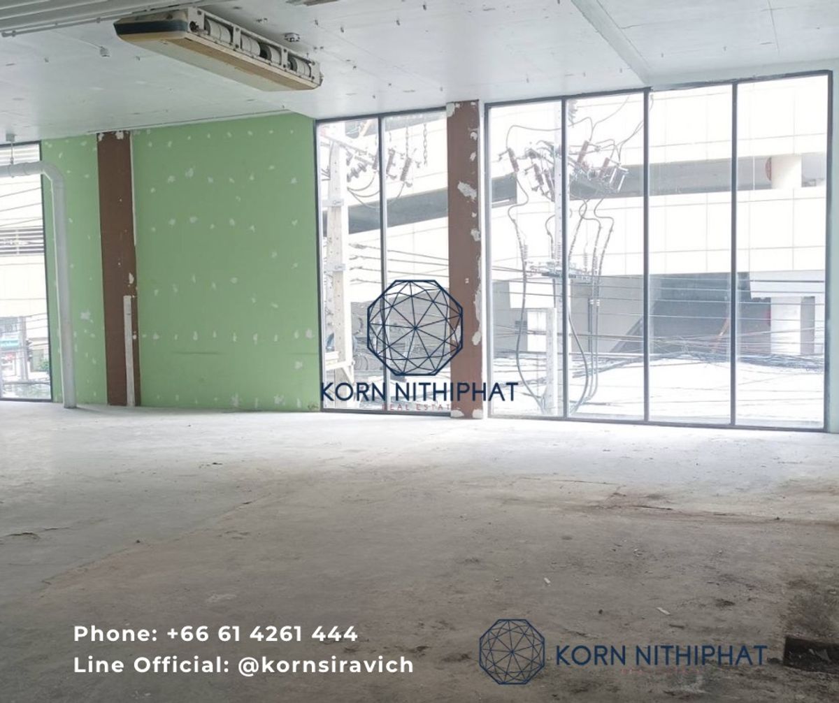 For RentRetail SpaceSukhumvit, Asoke, Thonglor : Renting a business area, 2nd floor, size 137.63 sq.m., Asoke, Sukhumvit, near SWU / GMM Grammy and MRT surrounded by office office buildings.