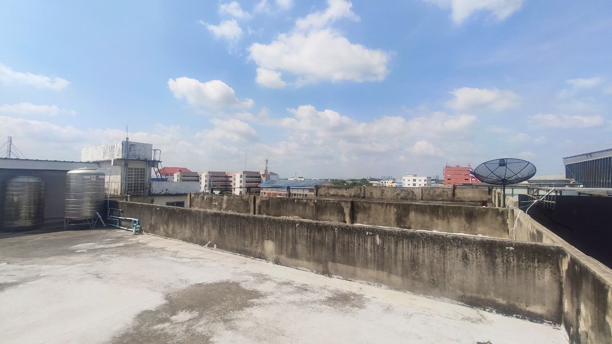 For RentShop HouseMin Buri, Romklao : Divided for rent, 1-2 floors, commercial buildings Next to Ramkhamhaeng Road Next to the Orange Line Nom Klao Station Near Triam Udom Suksa School, Size 20.3 square wah, 2 bedrooms, 2 bathrooms, Saphan Sung Subdistrict, Saphan Sung District, Bangkok