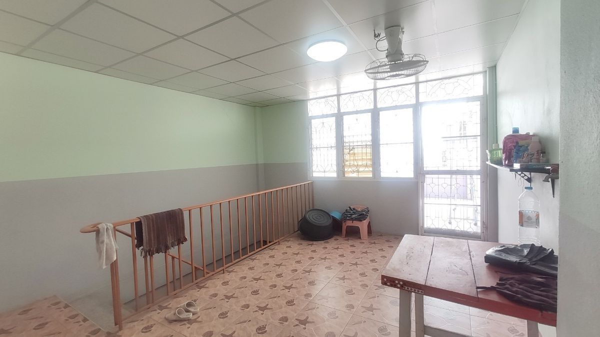 For RentShop HouseMin Buri, Romklao : Divided for rent, 1-2 floors, commercial buildings Next to Ramkhamhaeng Road Next to the Orange Line Nom Klao Station Near Triam Udom Suksa School, Size 20.3 square wah, 2 bedrooms, 2 bathrooms, Saphan Sung Subdistrict, Saphan Sung District, Bangkok
